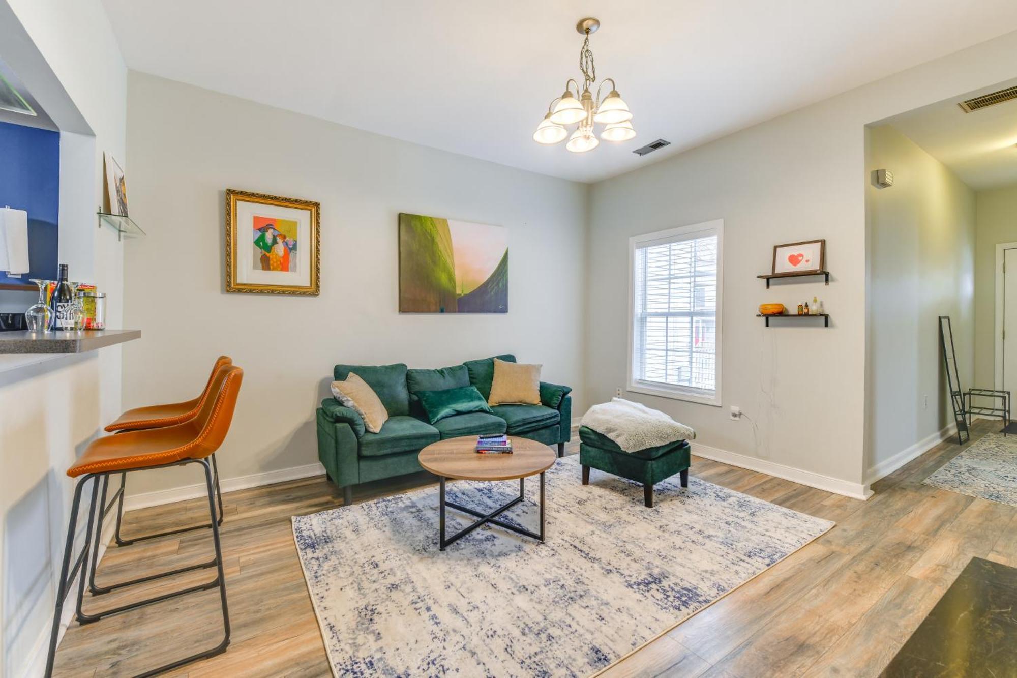 3 Mi To Dtwn Wfh-friendly Retreat!